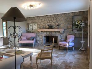 - un salon avec des chaises et un mur en pierre dans l'établissement Amazing villa for rent, à Saint-Paul-de-Vence