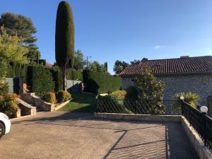 Κήπος έξω από το Discover a luxurious villa with a stunning pool and a lush garden , the ultimate escape for rest and relaxation