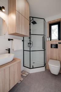 uma casa de banho com uma cabina de duche em vidro e um WC. em B-LESS em Blankenberge