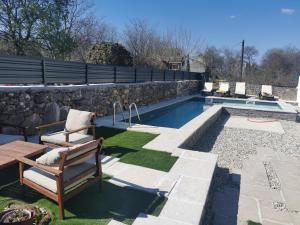 Bazén v ubytovaní Villa Hrustika - heated pool, jacuzzi & sauna alebo v jeho blízkosti