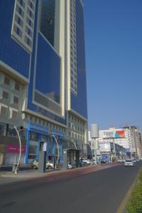 a city street with tall buildings and a bus stop at Al Rayyan Makiya Towers Hotel in Mecca
