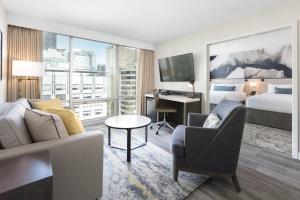 TV a/nebo společenská místnost v ubytování Delta Hotels by Marriott Vancouver Downtown Suites