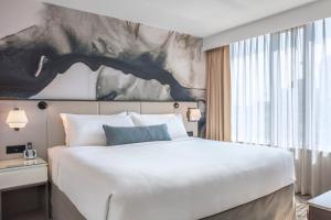 Postel nebo postele na pokoji v ubytování Delta Hotels by Marriott Vancouver Downtown Suites