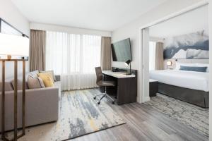 Postel nebo postele na pokoji v ubytování Delta Hotels by Marriott Vancouver Downtown Suites