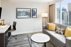 Posezení v ubytování Delta Hotels by Marriott Vancouver Downtown Suites