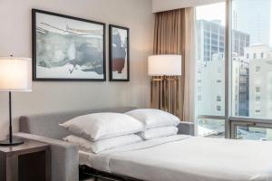 Postel nebo postele na pokoji v ubytování Delta Hotels by Marriott Vancouver Downtown Suites