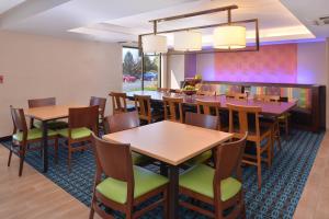 uma sala de jantar com mesas e cadeiras em Fairfield by Marriott Rochester Henrietta/University Area em Henrietta