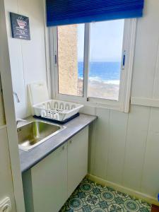 uma cozinha com um lavatório e uma janela em Backpackers Las Eras em Santa Cruz de Tenerife