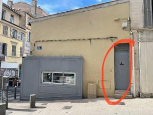 ein orangefarbenes Objekt befindet sich auf der Seite eines Gebäudes in der Unterkunft Maison de ville pour 4 personnes in Marseille