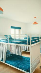 エリセイラにある70's Hostelの窓付きの客室で、二段ベッド2台が備わります。