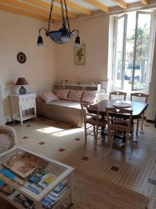 ein Wohnzimmer mit einem Sofa und einem Tisch in der Unterkunft Bastida in Saint-Macaire