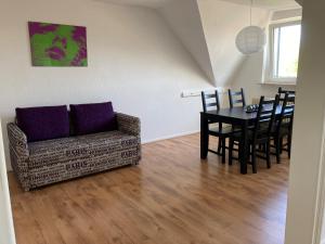 a living room with a couch and a dining room table at gemütliche Altbauwohnung im Wuppertaler Westen in Wuppertal