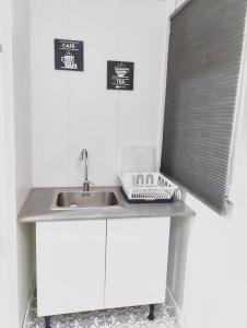 a kitchen counter with a sink and a window at Backpackers Las Eras in Santa Cruz de Tenerife