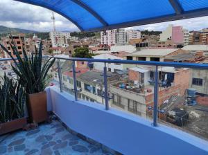 Un balcón con vista a una ciudad en Apartamento en el Corazón de Paipa., en Paipa