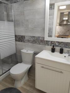 W łazience znajduje się toaleta, umywalka i lustro. w obiekcie ANGEL STUDIOS VRACHOS BEACH PREVEZA w mieście Vráchos