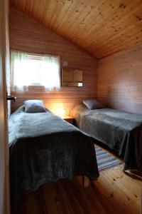 Postel nebo postele na pokoji v ubytování Vintage Norwegian Cabin Hyttekos i Lofoten