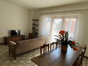 ein Wohnzimmer mit einem Esstisch und einem Sofa in der Unterkunft Verdelago in Cannobio