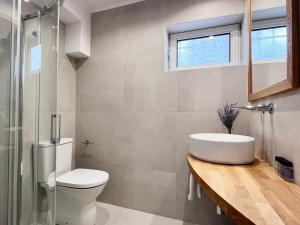 bagno con lavandino e servizi igienici di Meli Apartments & Villas a Kiveri