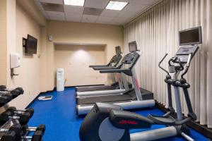 un gimnasio con cintas de correr y máquinas elípticas en Fairfield Inn by Marriott Laurel, en Laurel