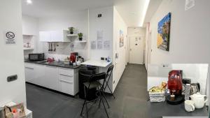 kuchnia z blatem i zlewem w obiekcie Soave Rooms w mieście Neapol