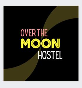 über dem Mondlogo des Hotels fotografische Drucke in der Unterkunft Over the Moon hostel in Ban Houayxay