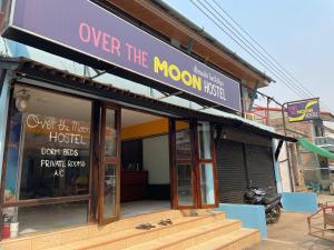 ein Gebäude mit einem Schild über dem Mondhaus in der Unterkunft Over the Moon hostel in Ban Houayxay