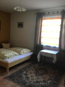 een slaapkamer met 2 bedden en een raam bij Guesthouse Mountain View in Großkirchheim