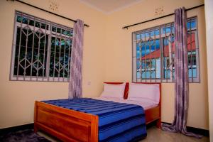 Llit o llits en una habitació de Kili Mountain View Homes