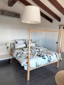 Schlafzimmer mit einem Bett mit einer blauen und weißen Bettdecke in der Unterkunft Villa Amor in Cala Morell