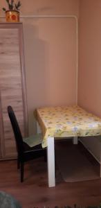 una mesa y una silla en una habitación en Pamacs Apartman en Szolnok