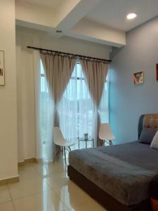 um quarto com uma cama e uma grande janela em Armada Sweet Homestay em Gua Musang
