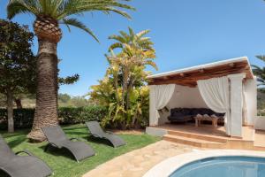 eine Villa mit einem Pool und einer Palme in der Unterkunft CAN TEO - Holiday Villa in Ibiza in Ibiza-Stadt