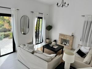 - un salon avec deux canapés blancs et une table dans l'établissement Zeus Holiday Home, à Pissoúri