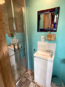 uma casa de banho com um chuveiro, um WC e um lavatório. em The Bristol Coach House in the heart of Bishopston em Bristol