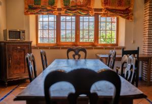 TV a/nebo společenská místnost v ubytování Cortijo Los Arbolitos, casa compartida