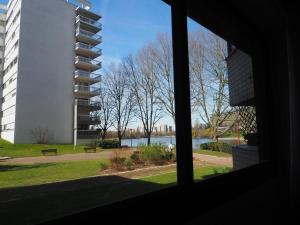 uma vista de um edifício a partir de uma janela em La Charmille du Lac em Créteil