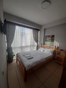 Un dormitorio con una cama grande y una ventana en Yeşilyurt otel, en Antalya