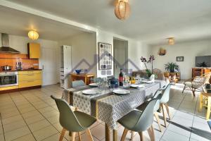 Kuchyň nebo kuchyňský kout v ubytování LocaLise - M12 -Ty Marjan - Vacances à quelques pas de la mer au Guilvinec - Wifi inclus - linge de lit inclus - Animaux bienvenus - Jardin avec possibilité d'être clos avec grillage