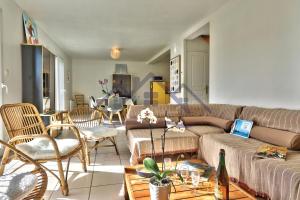 Posezení v ubytování LocaLise - M12 -Ty Marjan - Vacances à quelques pas de la mer au Guilvinec - Wifi inclus - linge de lit inclus - Animaux bienvenus - Jardin avec possibilité d'être clos avec grillage