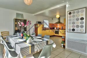 Posezení v ubytování LocaLise - M12 -Ty Marjan - Vacances à quelques pas de la mer au Guilvinec - Wifi inclus - linge de lit inclus - Animaux bienvenus - Jardin avec possibilité d'être clos avec grillage