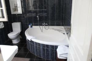 Zdjęcie z galerii obiektu Seaview Villa w mieście San Antonio