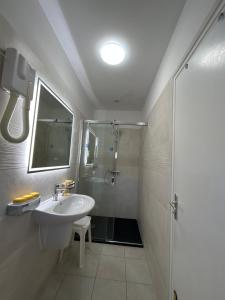 Hôtel Punta e Mare des Chambres ou des Appartements T2的一间浴室