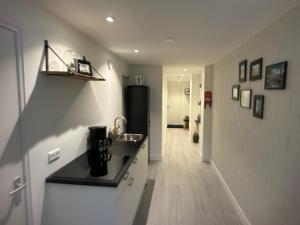 a hallway with a sink in a room at Studio Schipper in Alkmaar