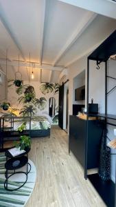 sypialnia z 2 łóżkami piętrowymi i pokój ze stołem w obiekcie Royal Green w Zandvoort