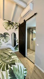 - une chambre avec un lit et un miroir dans l'établissement Royal Green, à Zandvoort