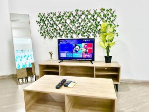 a living room with a tv and a coffee table at G1 Cozy 1-6Pax 3Q bed Sunway Medical Wifi Smart TV in Kampong Penaga
