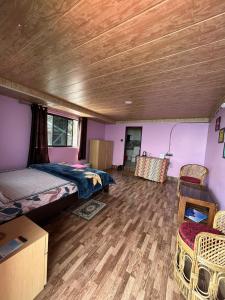 um quarto com uma cama e um tecto de madeira em Kheychun homestay em Darjeeling