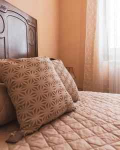 een bed met een kussen erop bij L'archetto in Roccamonfina