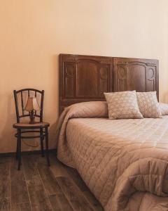 een slaapkamer met een bed en een bijzettafel met een lamp bij L'archetto in Roccamonfina