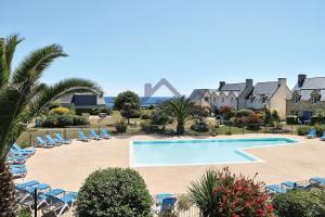 Basen w obiekcie LocaLise - A06 - Entièrement de plain-pied avec petite vue mer - Donnant sur la piscine et le jardin - wifi inclus - draps inclus - lub w pobliżu